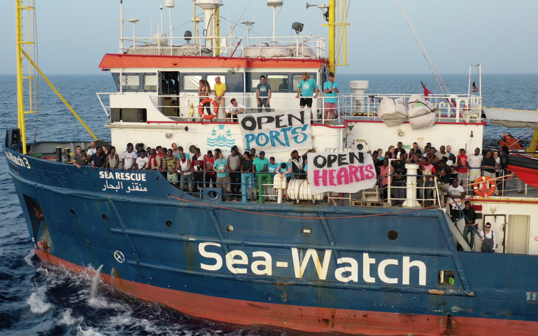 Το Sea Watch αψήφησε την απαγόρευση των ιταλικών αρχών και ελλιμενίστηκε στην Λαμπεντούζα – Συνελήφθη η καπετάνισσα