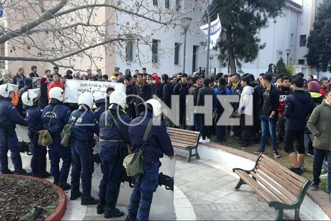 Έκρυθμη η κατάσταση στη Λέσβο – Νέα διαδήλωση αιτούντων άσυλο στο λιμάνι της πόλης