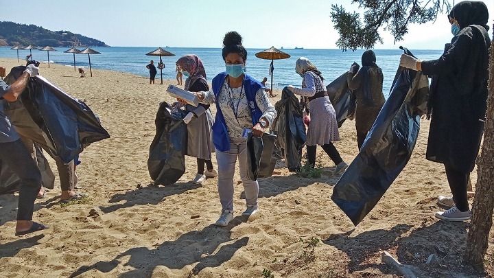 Καβάλα: Μετανάστες καθάρισαν την παραλία όπου έκαναν μπάνιο το καλοκαίρι