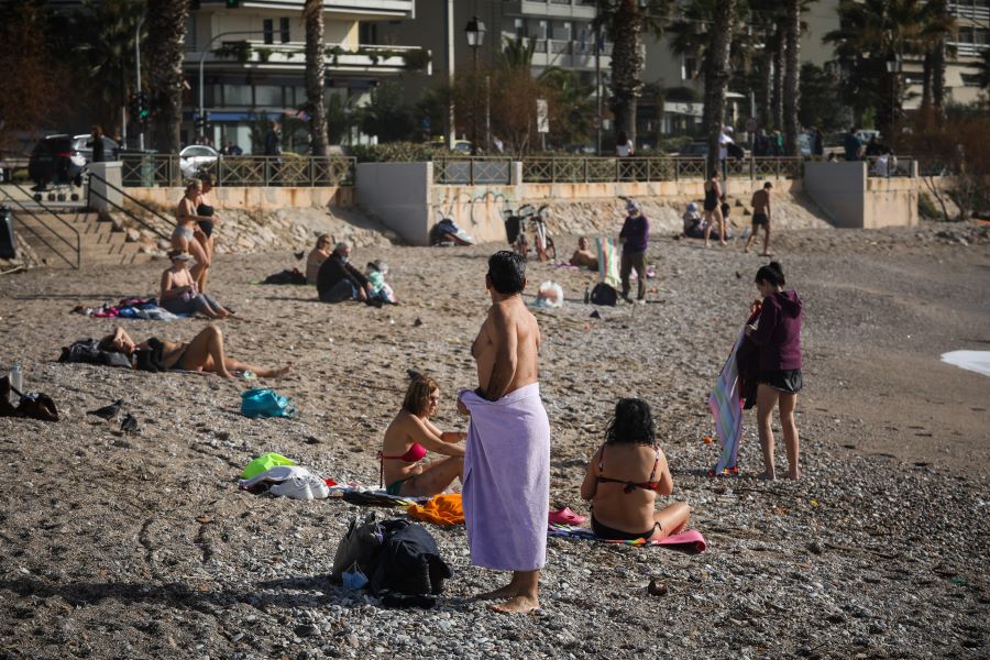 Ποιο lockdown; “Βούλιαξαν” από κόσμο οι παραλίες και τα… βουνά της Αττικής – Πολλοί έκαναν μπάνιο – ΒΙΝΤΕΟ – ΦΩΤΟ