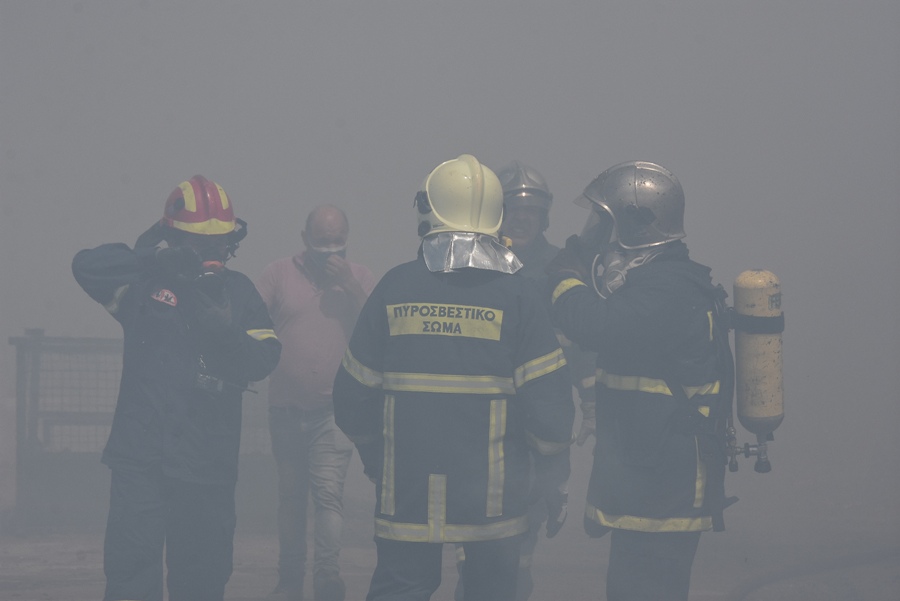 Συναγερμός για μεγάλη φωτιά στον Άγιο Στέφανο – Τραυματίας ένας πυροσβέστης