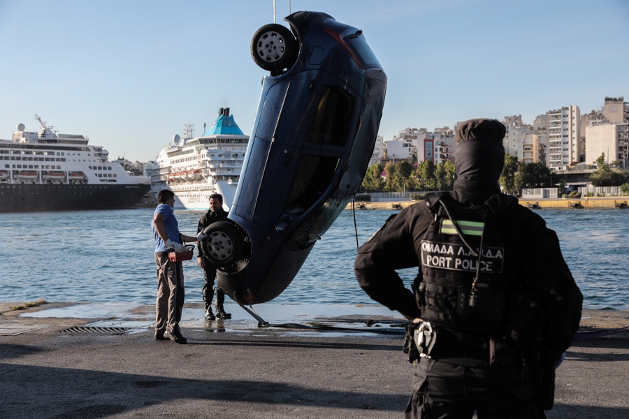 Πειραιάς: Πτώση ΙΧ στη θάλασσα – Νεκρός ο οδηγός – Επιχείρηση ανάσυρσης – ΒΙΝΤΕΟ – ΦΩΤΟ