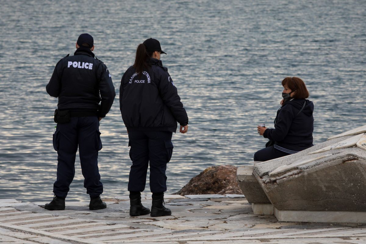 Χίος: Αστυνομικός βούτηξε στη θάλασσα και έσωσε 19χρονη – Είναι ξάδερφος ενός εκ των δολοφονηθέντων αστυνομικών στου Ρέντη