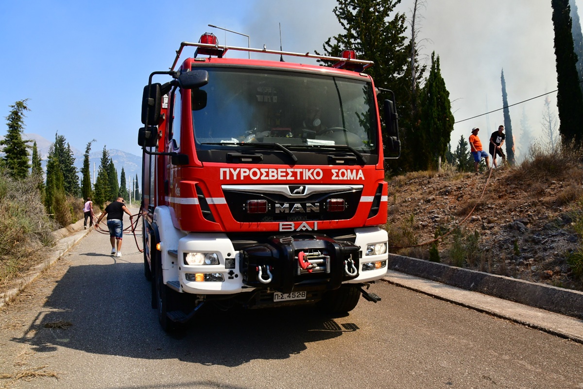 Ρόδος: Ολονύχτια μάχη με τη φωτιά - Χωρίς ρεύμα το νησί