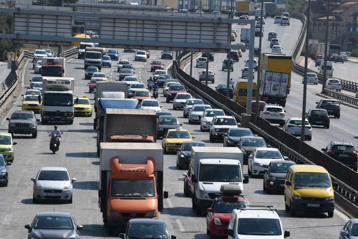 Χάος και μποτιλιάρισμα στον Κηφισό – Χύθηκε πετρέλαιο στο δρόμο – Ουρά χιλιομέτρων – ΒΙΝΤΕΟ