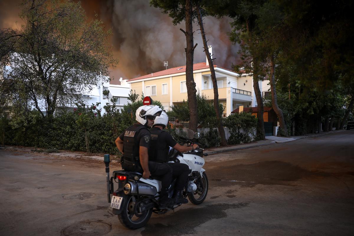 Ανεξέλεγκτη η φωτιά: Εκκενώθηκαν Βαρυμπόμπη, Αδάμες, Θρακομακεδόνες και Ολυμπιακό Χωριό – Χαρδαλιάς: Με έξοδα του κράτους η διανυκτέρευση πολιτών σε ξενοδοχεία