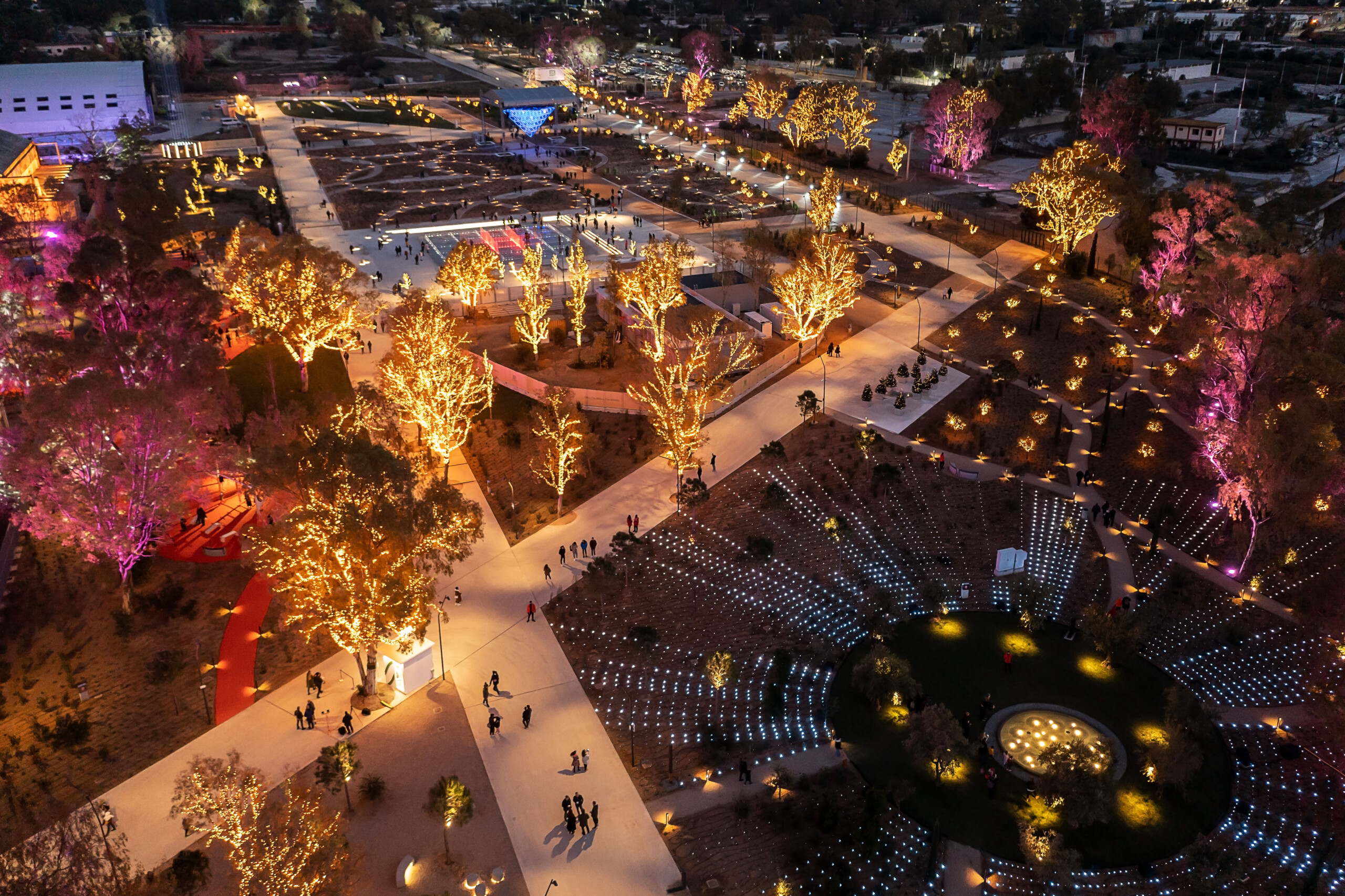 Παραμένει η λαμπερή ατμόσφαιρα στο Experience Park του Ελληνικού, το βιωματικό πάρκο για όλους, που άνοιξε με μεγάλη επιτυχία