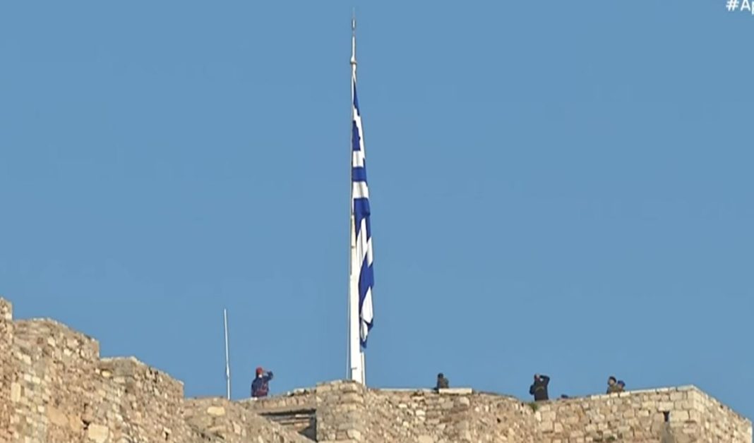 25η Μαρτίου: Ρίγη συγκίνησης στην τελετή έπαρσης της σημαίας στον Ιερό Βράχο της Ακρόπολης – ΒΙΝΤΕΟ