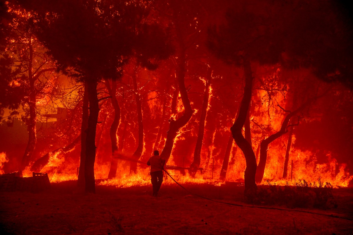 Πύρινη κόλαση σε Λέσβο και Δαδιά: Ανεξέλεγκτες καίνε οι πυρκαγιές – Εικόνες αποκάλυψης