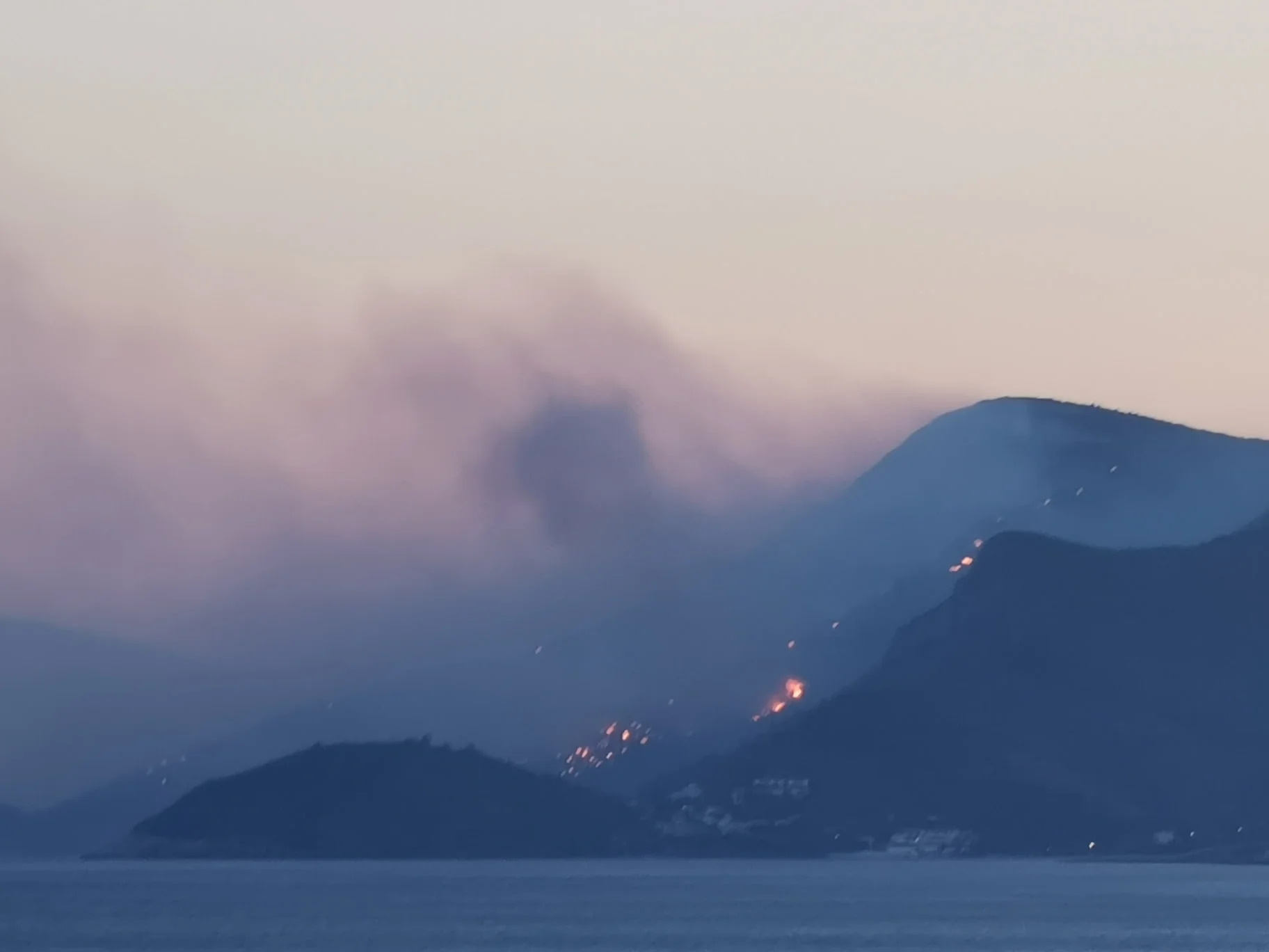 “Πύρινη κόλαση” στη Σάμο: Εκκενώνονται δύο οικισμοί – ΦΩΤΟ