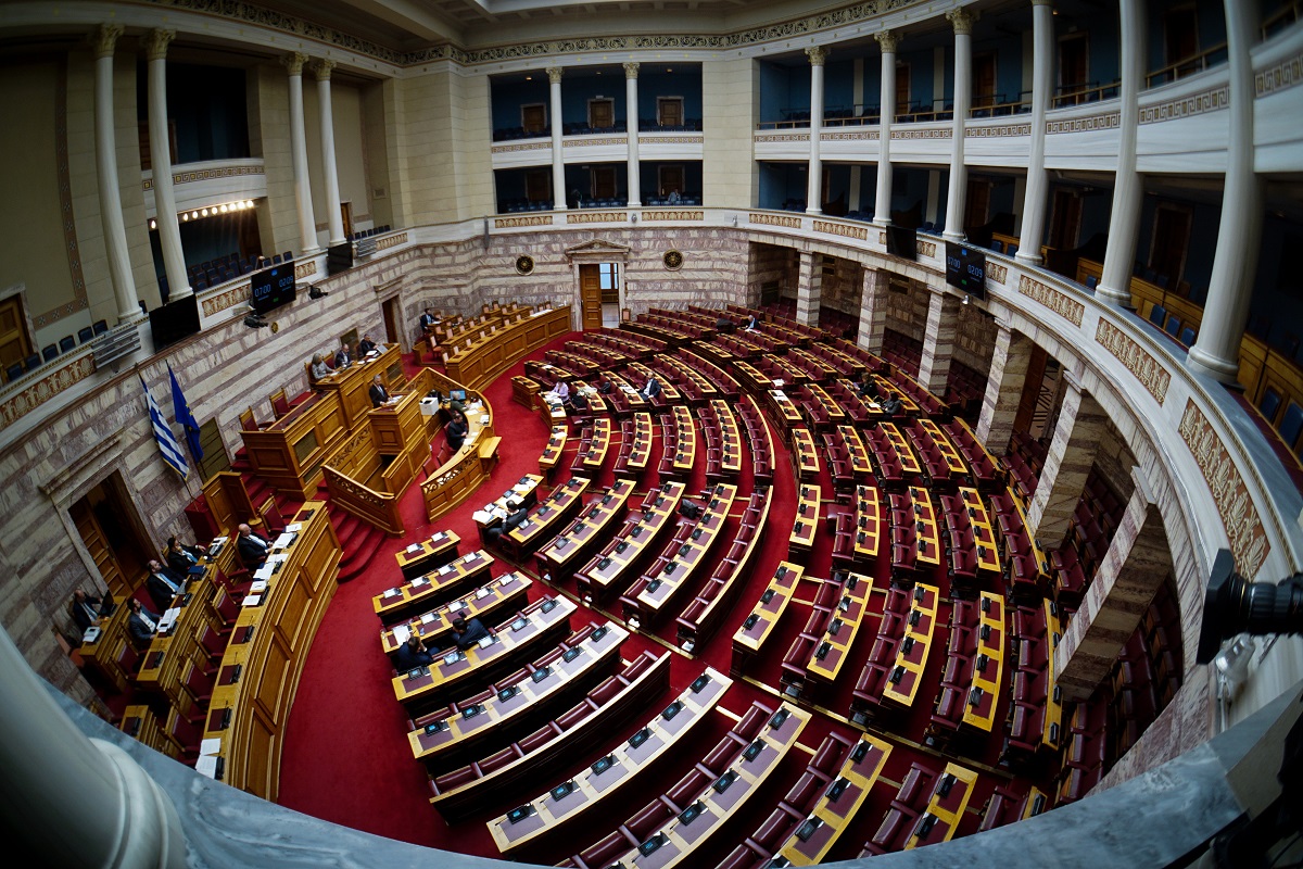 Βουλή: Αντιπαράθεση Β. Στίγκα και Μ. Κατρίνη για χρηματοδότηση των κομμάτων και αιχμές για το “κόμμα Κασιδιάρη”