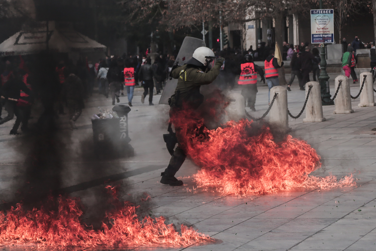 Νέα επεισόδια στα Προπύλαια μετά το συλλαλητήριο για τα Τέμπη – 10 προσαγωγές –  ΒΙΝΤΕΟ – ΦΩΤΟ