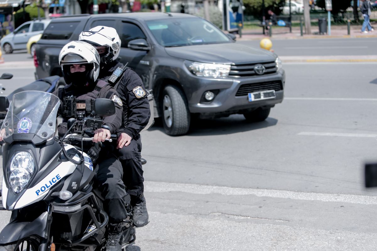 Δoλοφονία Καραϊβάζ: Στα δικαστήρια οι συλληφθέντες – Πώς οι Αρχές έφτασαν στα ίχνη τους – BINTEO – ΦΩΤΟ