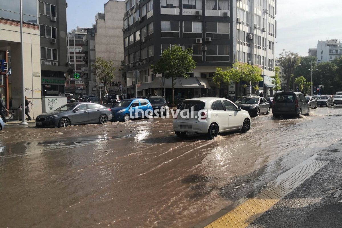 Σκηνές χάους έξω από τα Δικαστήρια Θεσσαλονίκης: Έσπασε αγωγός αποχέτευσης – Δυσοσμία και κυκλοφοριακό κομφούζιο – ΒΙΝΤΕΟ – ΦΩΤΟ