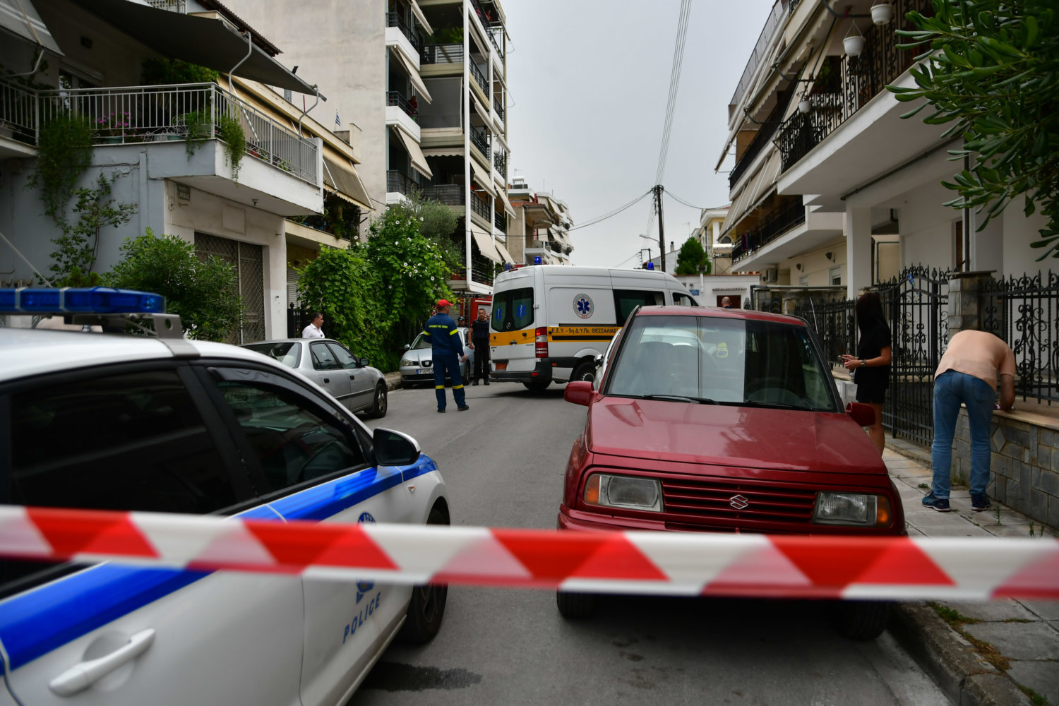 Φρικτός θάνατος στη Λάρισα: Άνδρας πήρε φωτιά, έπεσε στο κενό και καρφώθηκε σε κάγκελα – ΒΙΝΤΕΟ – ΦΩΤΟ