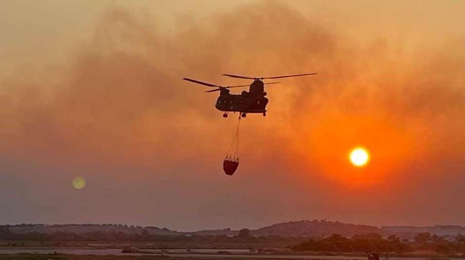 Φωτιά στα Δερβενοχώρια: Εντυπωσιακά πλάνα από τις επιχειρήσεις των Chinook της Πολεμικής Αεροπορίας- ΒΙΝΤΕΟ