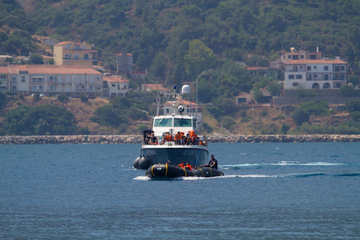 Χειροπέδες σε πέντε αλλοδαπούς που έσκισαν θαλάσσια λέμβο με μετανάστες – Διασώθηκαν από το Λιμενικό – ΒΙΝΤΕΟ