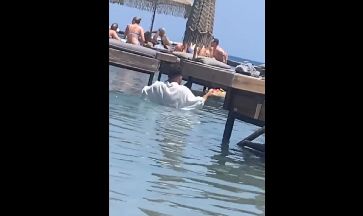 Beach bar στη Ρόδο: Διπλή υπουργική παρέμβαση μετά το σάλο για το σερβιτόρο που μεταφέρει φαγητό μέσα στη θάλασσα – ΒΙΝΤΕΟ