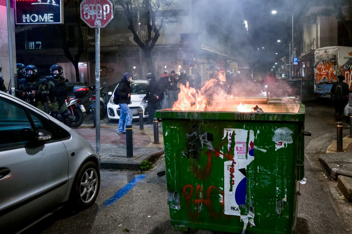 Θεσσαλονίκη: 35 προσαγωγές, 16 συλλήψεις για τα επεισόδια μετά την πορεία για τον Γρηγορόπουλο – ΒΙΝΤΕΟ