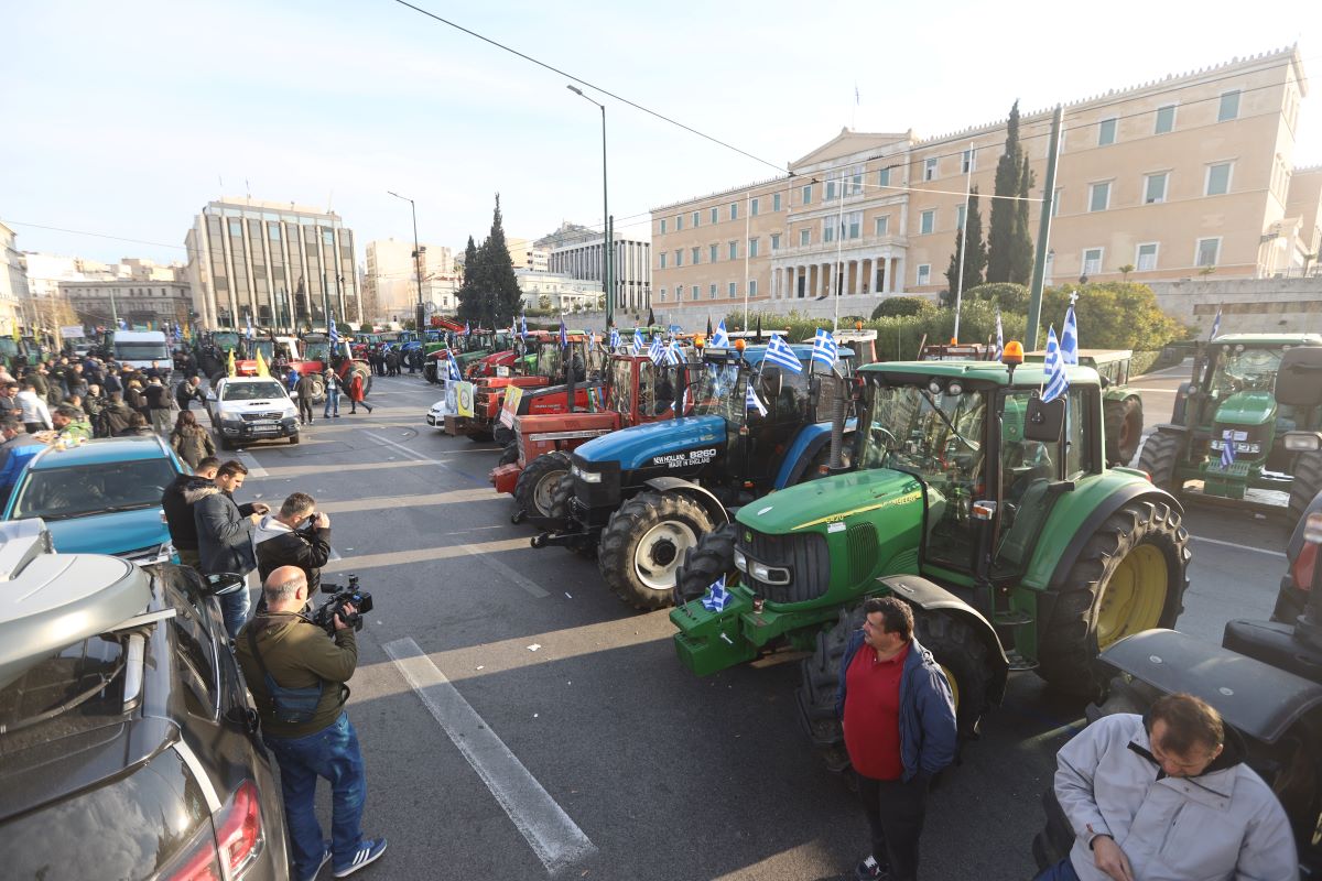 Αποχωρούν στις 11:00 από το Σύνταγμα οι αγρότες – Αύριο Πέμπτη αποφασίζουν στα μπλόκα το μέλλον των κινητοποιήσεων – ΒΙΝΤΕΟ – ΦΩΤΟ